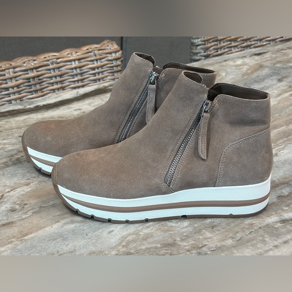 Women’s STEVE MADDEN Glided taupe suede platform sneakers- Size 8.5 - Picture 2 of 10